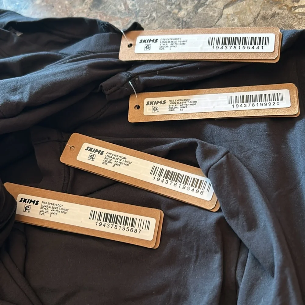 Skims Fits Everybody Long Sleeve TShirt Onyx - Picture 3 of 4